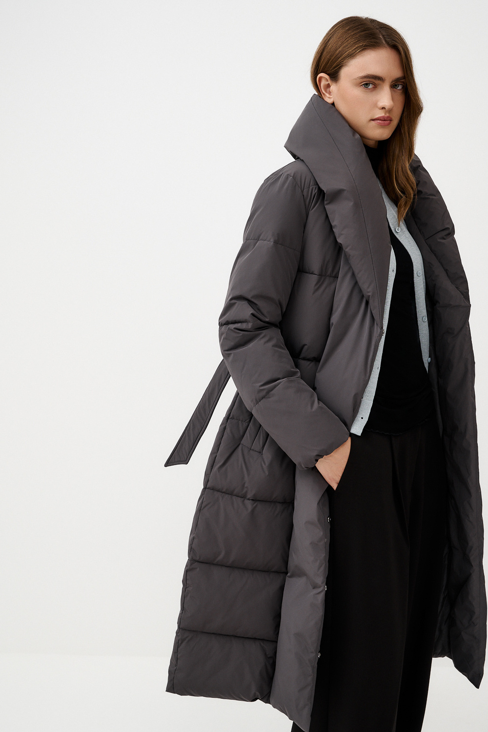 Зимнее пальто с поясом 17990 рублей