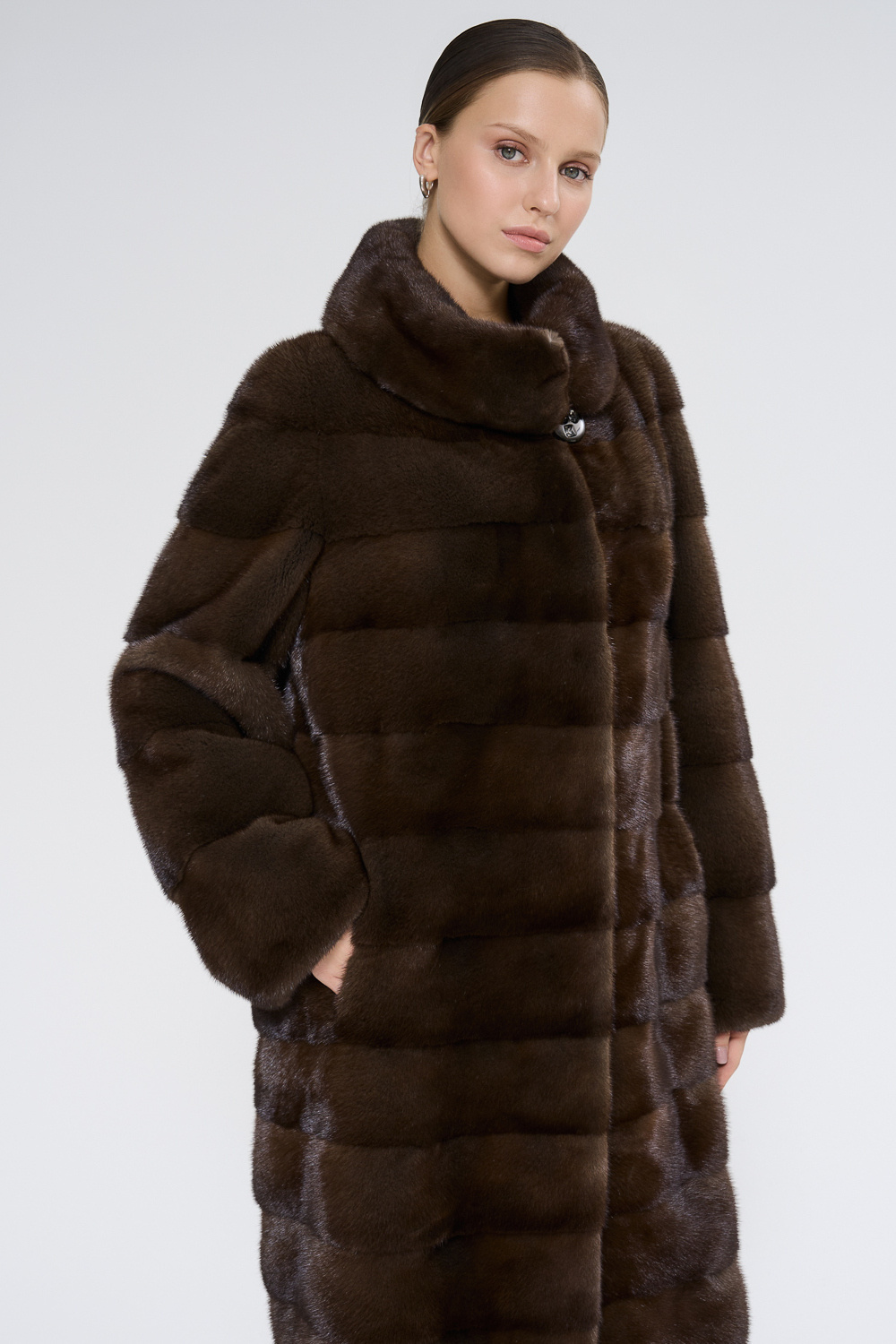 Шуба из аукционного меха норки Saga Furs 479990 рублей