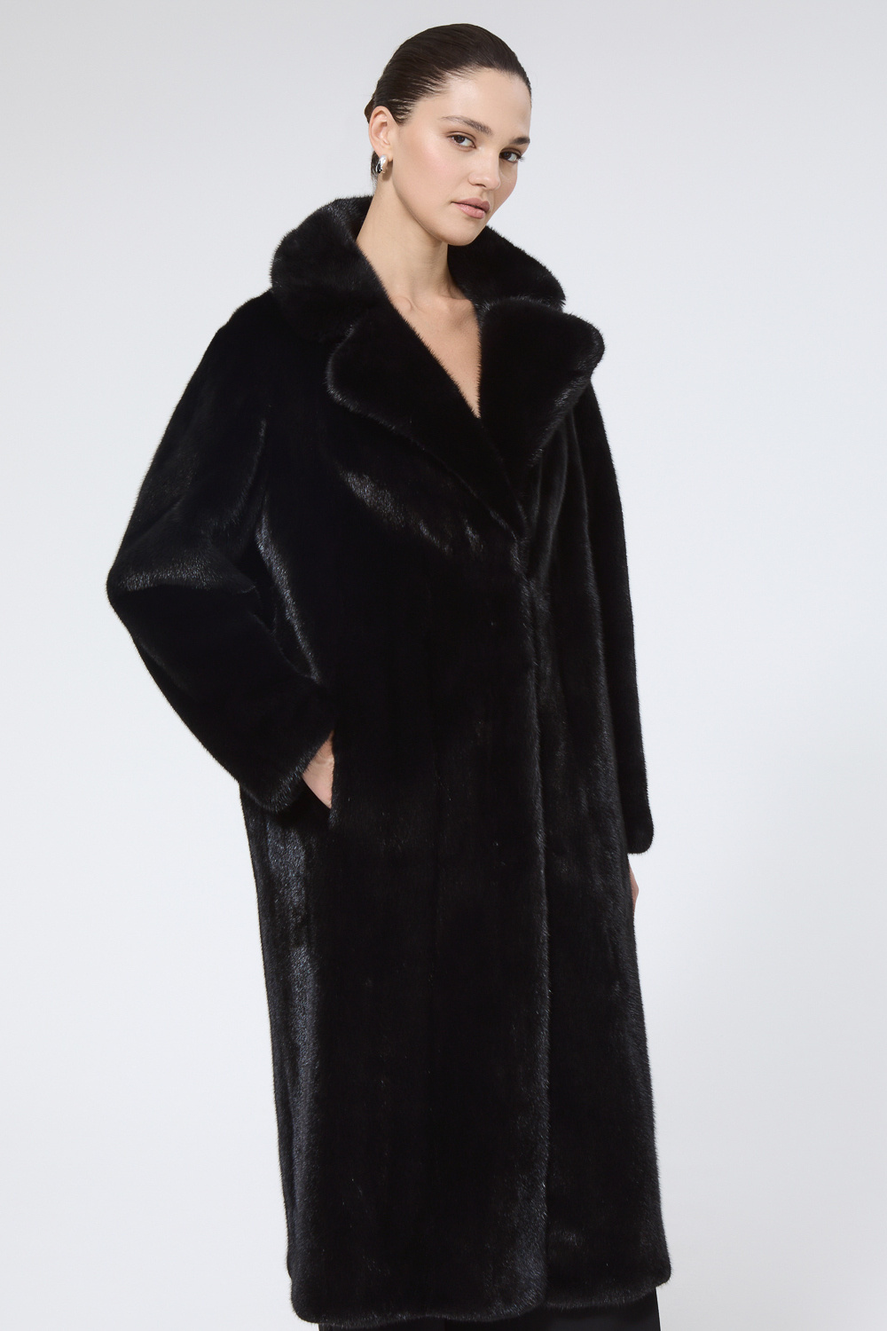 Шуба из аукционного меха норки Saga Furs 569990 рублей