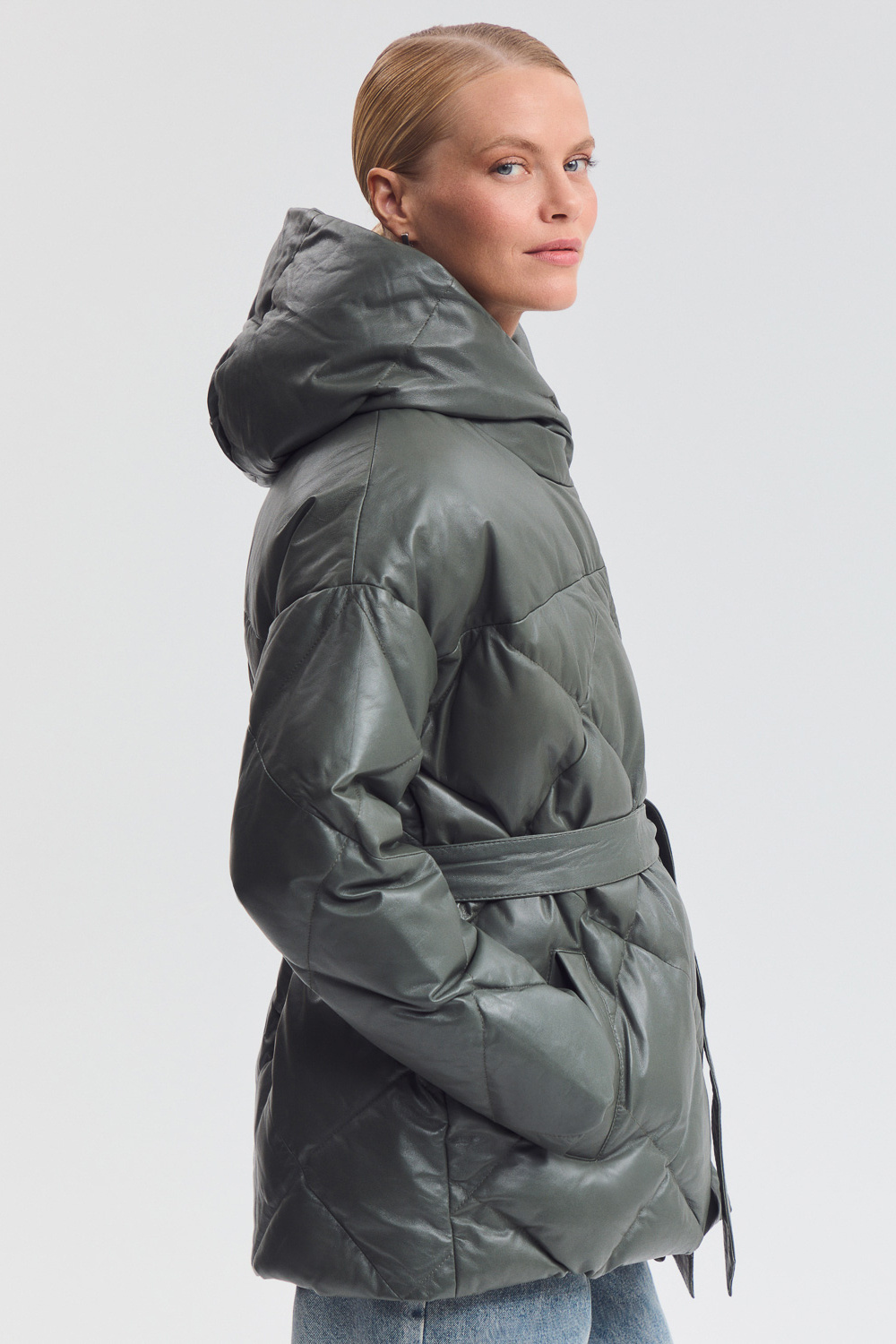 Утепленная кожаная куртка с капюшоном 29990 рублей