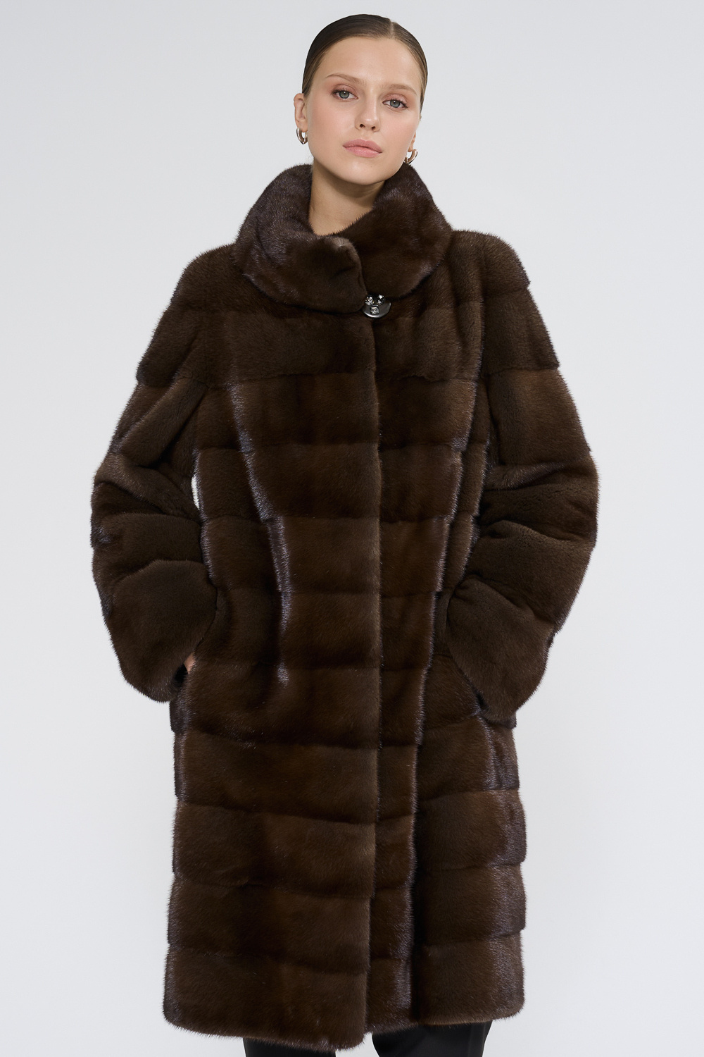 Шуба из аукционного меха норки Saga Furs Снежная Королева 767360003 Коричневый