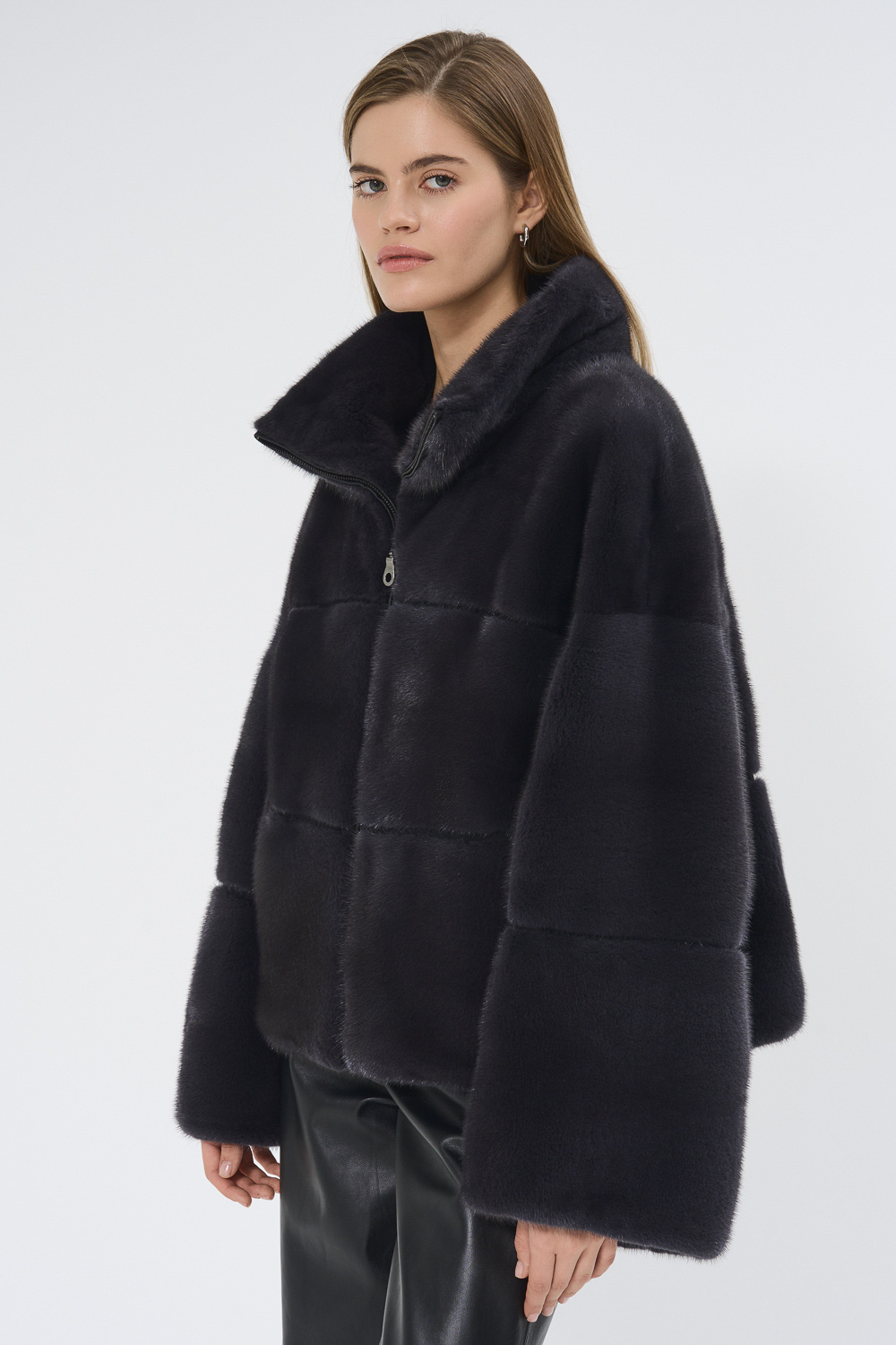 Шуба из аукционного меха норки Saga Furs 399990 рублей