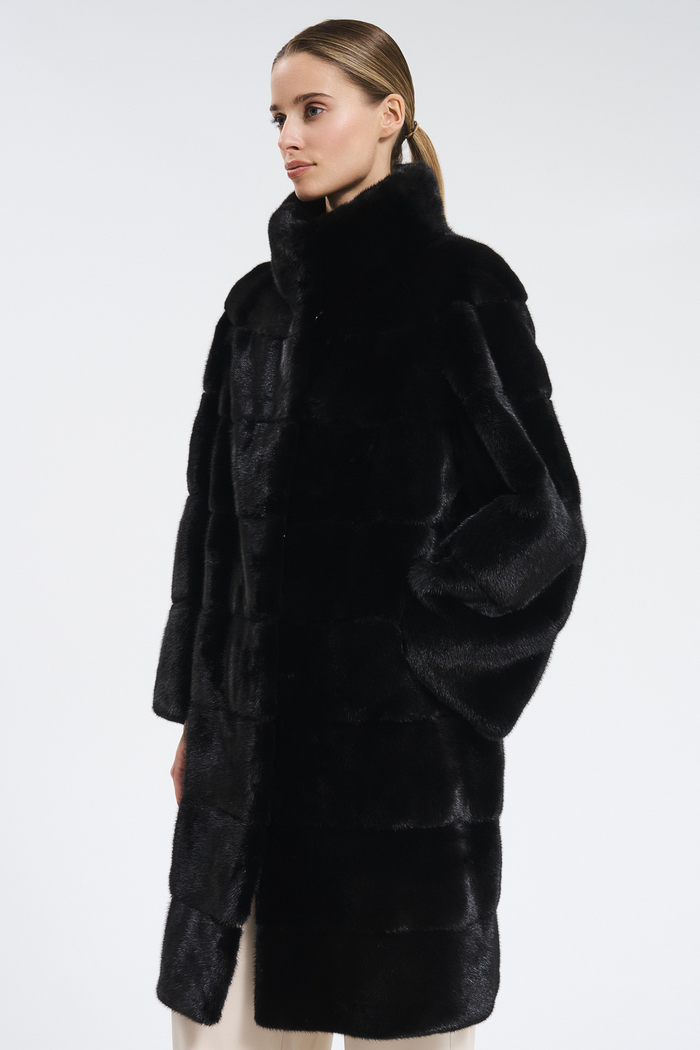 Шуба из аукционного меха норки Saga Furs 419990 рублей