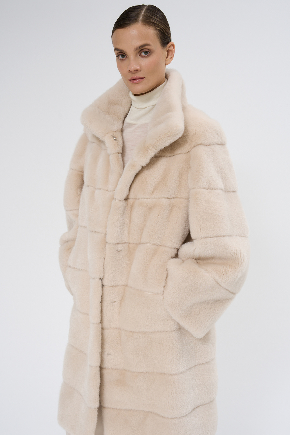 Шуба из аукционного меха норки Saga Furs 479990 рублей