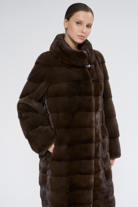 Шуба из аукционного меха норки Saga Furs 479990 рублей