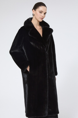 Шуба из аукционного меха норки Saga Furs 569990 рублей