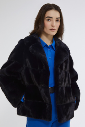 Шуба из аукционного меха норки Saga Furs 349990 рублей