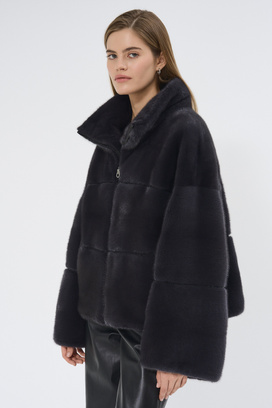 Шуба из аукционного меха норки Saga Furs 399990 рублей