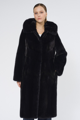 Шуба из аукционного меха норки Saga Furs 539990 рублей