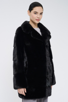 Шуба из аукционного меха норки Saga Furs 394990 рублей
